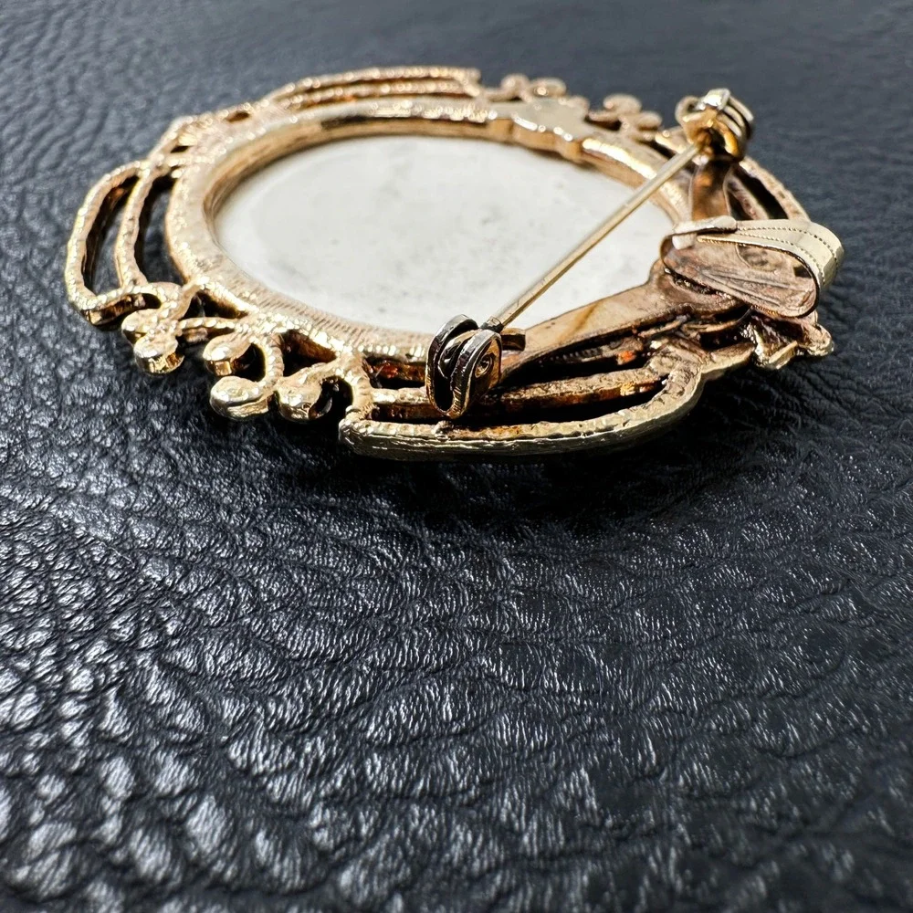Vintage Hand Painted Porcelain‎ Flower Brooch Pendant Gold Tone Filigree Oval